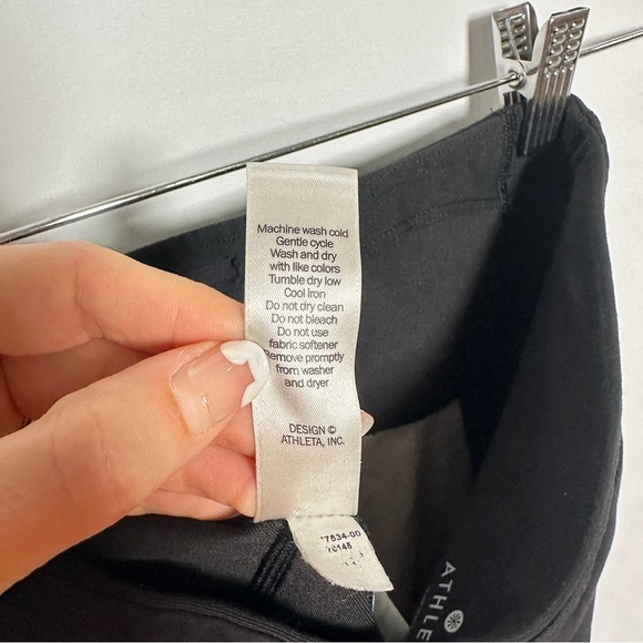 Athleta Stealth TruCool Capri Leggings Airflow Panels XS Black/White Athleisure - Picture 9 of 11